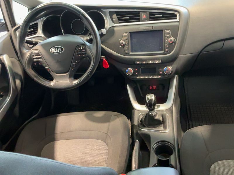Kia cee'd 1.6 CRDi Dream Team — zdjęcie 12