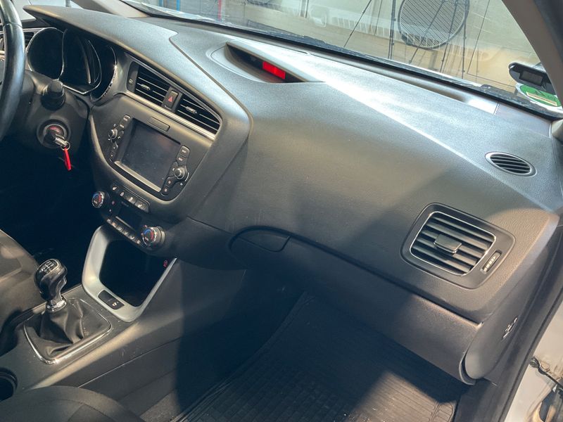 Kia cee'd 1.6 CRDi Dream Team 2015 – снимка 25