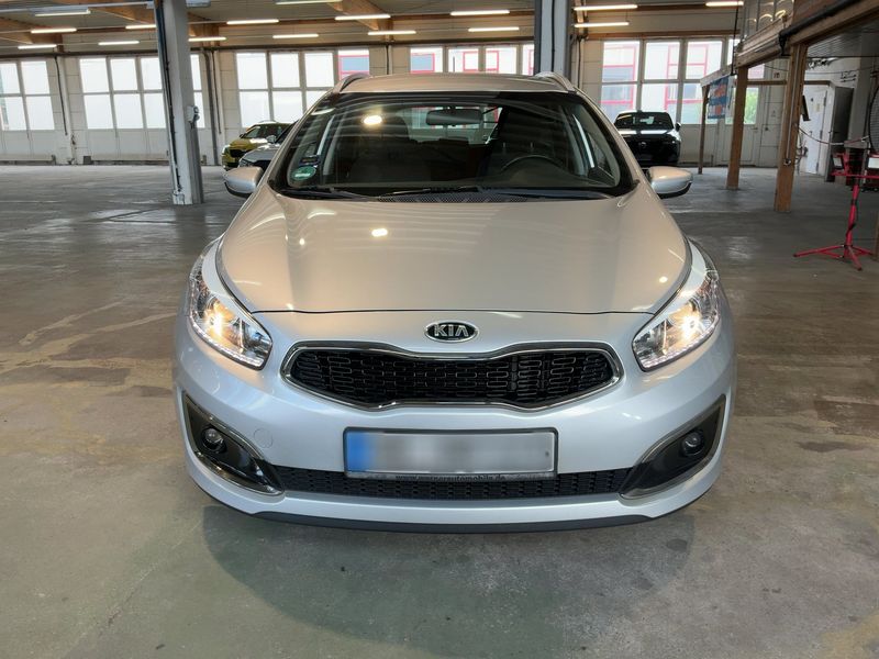 Kia cee'd 1.6 CRDi Dream Team — zdjęcie 9