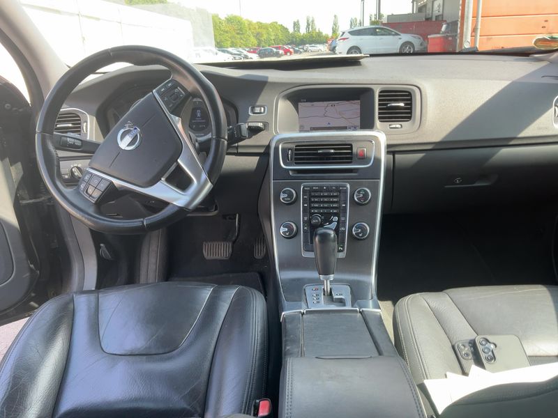Volvo V60 2.4 D5 Summum — zdjęcie 12