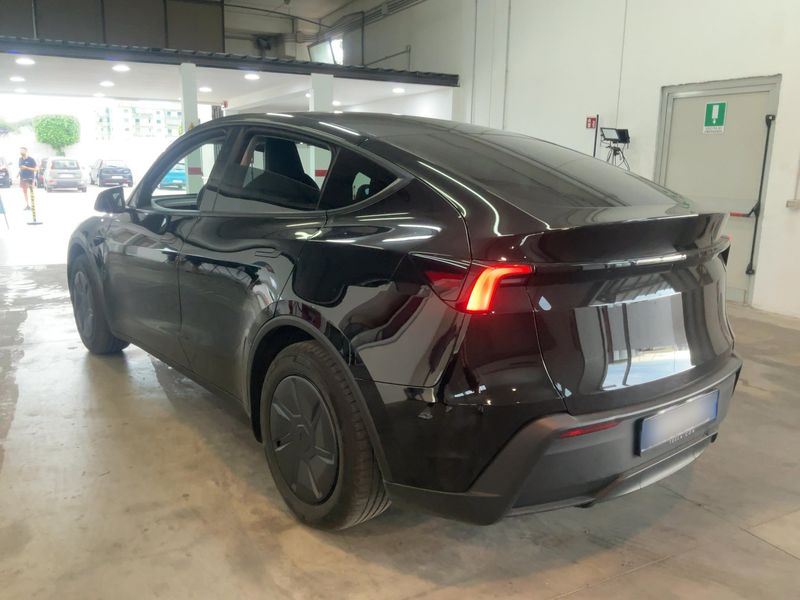 Tesla Model Y Standard Range — zdjęcie 3