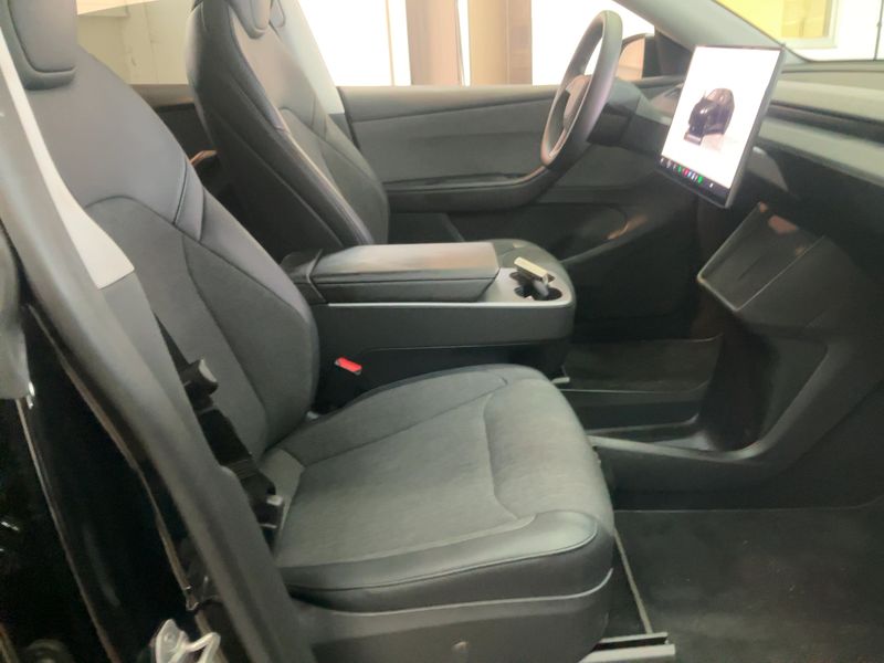 Tesla Model Y Standard Range — zdjęcie 11