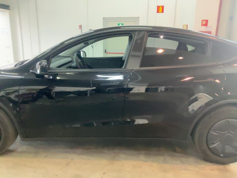 Tesla Model Y Standard Range — zdjęcie 4