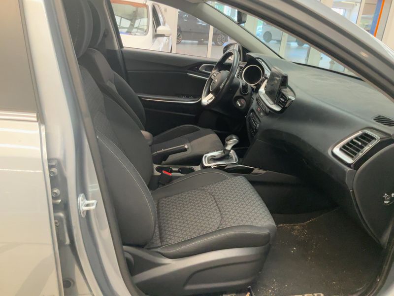 Kia cee'd 1.4 TGDI Vision — zdjęcie 11