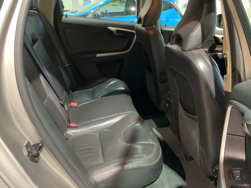 Volvo XC60 2.4 D4 Summum AWD — zdjęcie 14