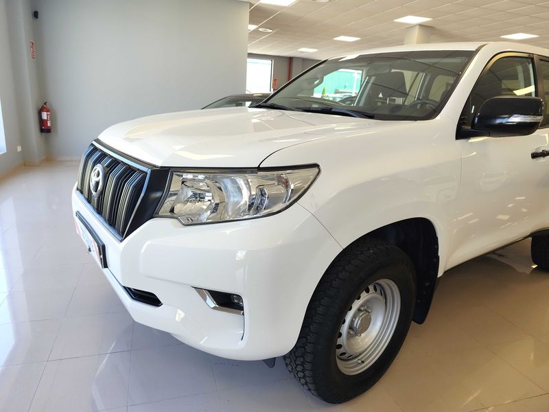 Toyota Land Cruiser 2.8 D-4D GX — zdjęcie 2