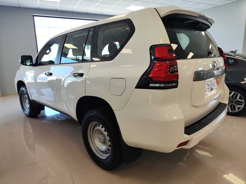 Toyota Land Cruiser 2.8 D-4D GX — zdjęcie 3