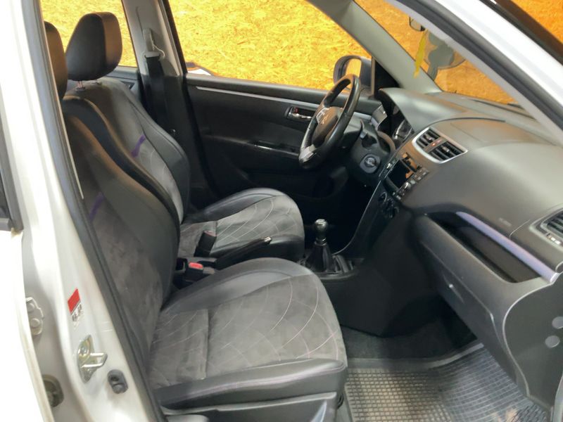 Suzuki Swift 1.2 Comfort — zdjęcie 11