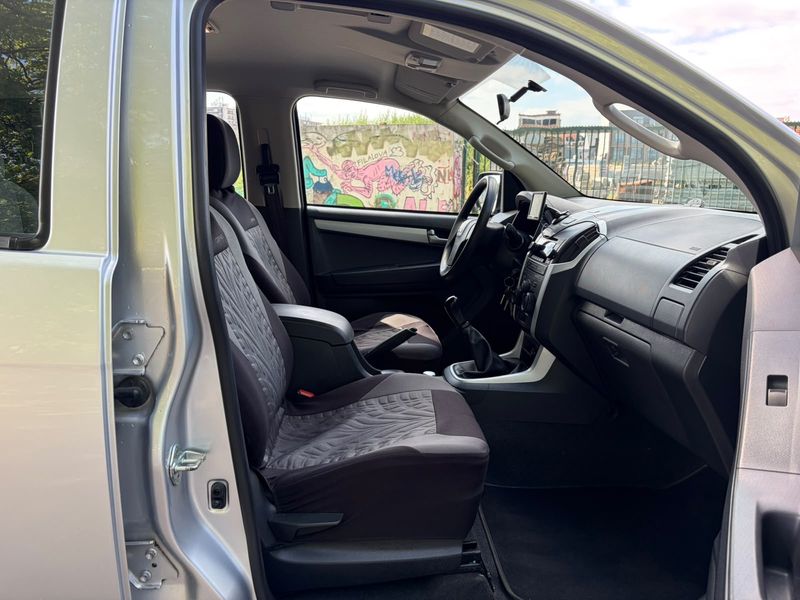 Isuzu D-MAX 2.5 Twin Turbodiesel Double Cab Custom 4WD — zdjęcie 10