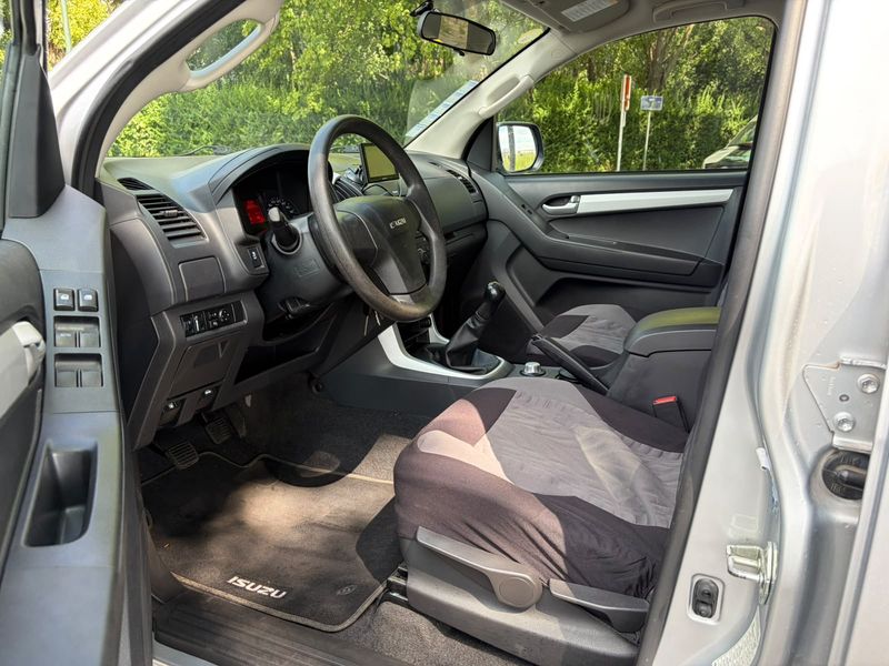 Isuzu D-MAX 2.5 Twin Turbodiesel Double Cab Custom 4WD — zdjęcie 22