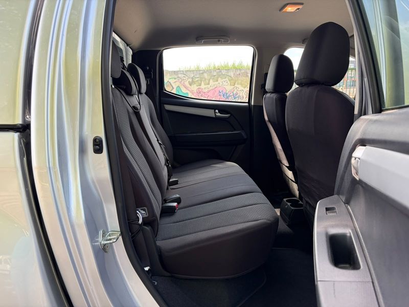 Isuzu D-MAX 2.5 Twin Turbodiesel Double Cab Custom 4WD — zdjęcie 14