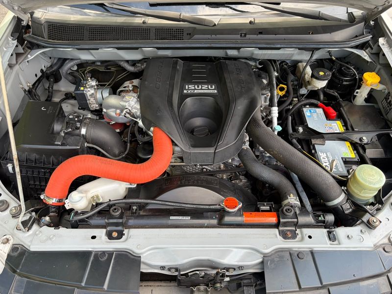 Isuzu D-MAX 2.5 Twin Turbodiesel Double Cab Custom 4WD — zdjęcie 8