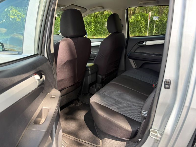 Isuzu D-MAX 2.5 Twin Turbodiesel Double Cab Custom 4WD — zdjęcie 21