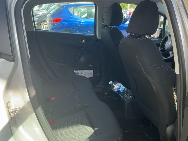 Peugeot 208 1.6 Blue-HDi Active Auto Ecole 2015 – снимка 19