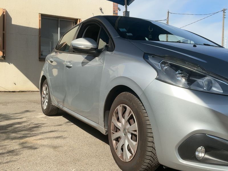 Peugeot 208 1.6 Blue-HDi Active Auto Ecole 2015 – снимка 12