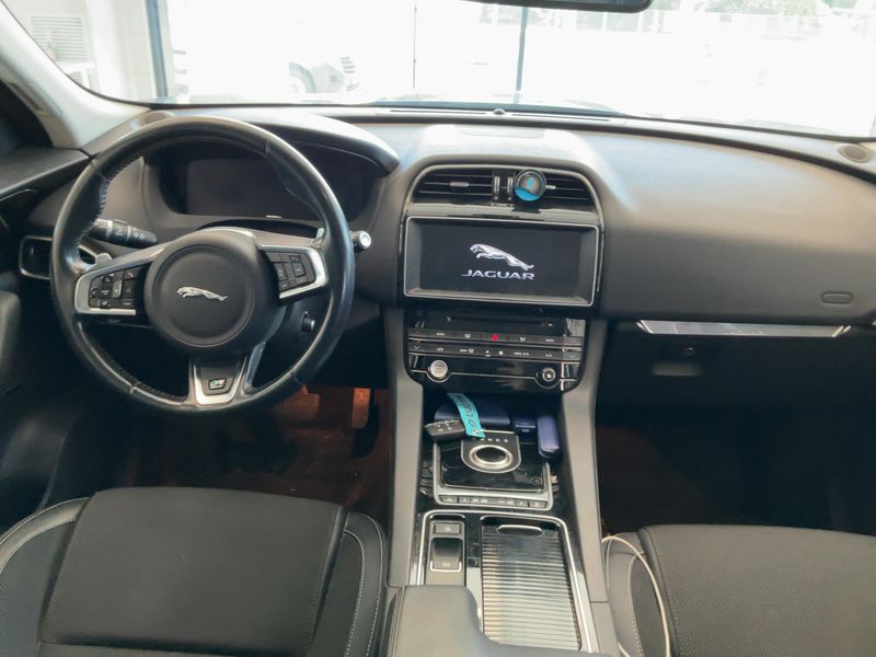Jaguar F-Pace 25d R-Sport AWD — zdjęcie 12