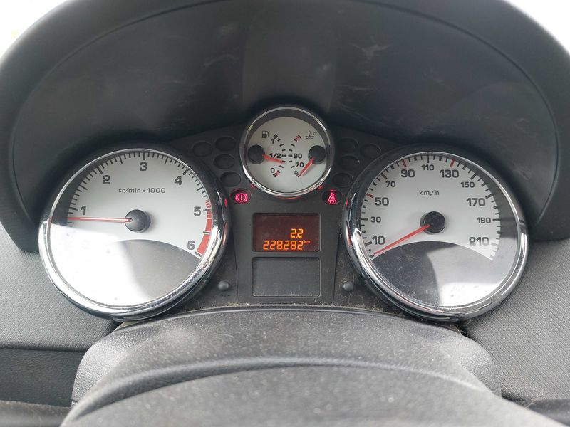 Peugeot 207 1.6 HDi Premium — zdjęcie 12
