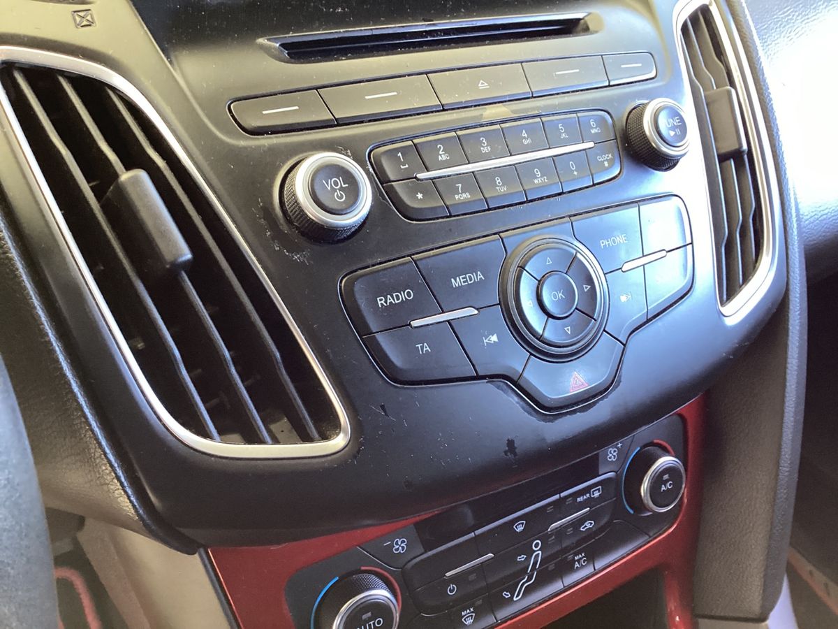 Ford Focus 2015 — photo 38