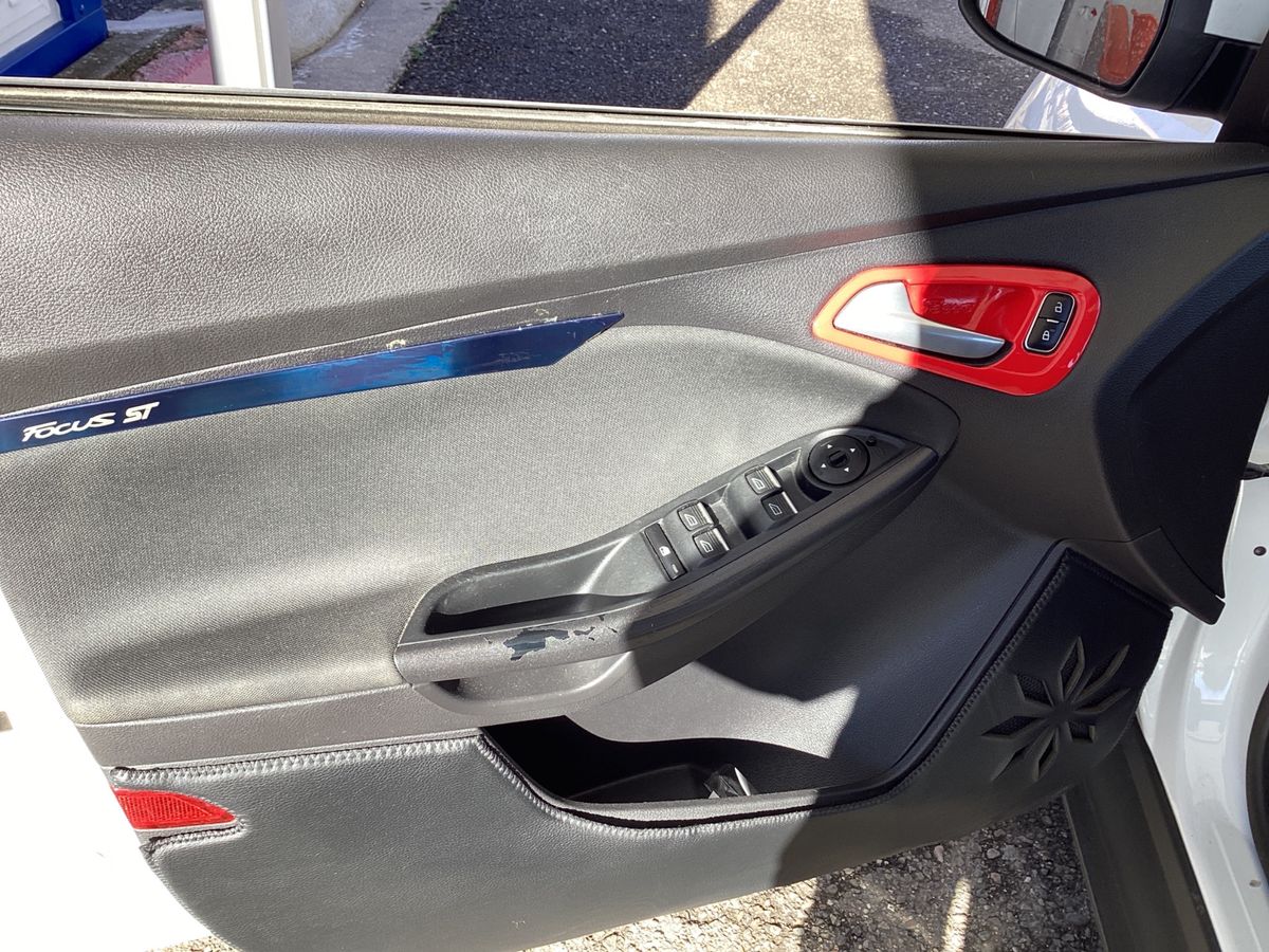 Ford Focus 2015 — photo 35