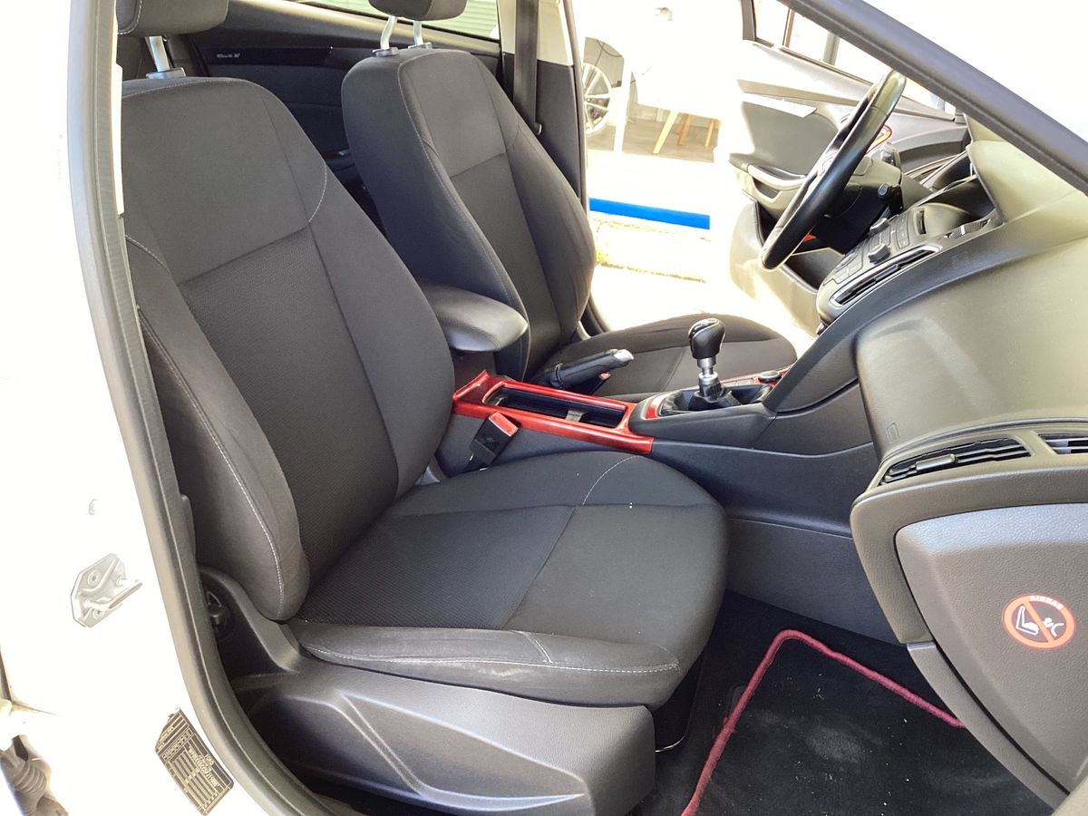 Ford Focus 2015 — photo 17