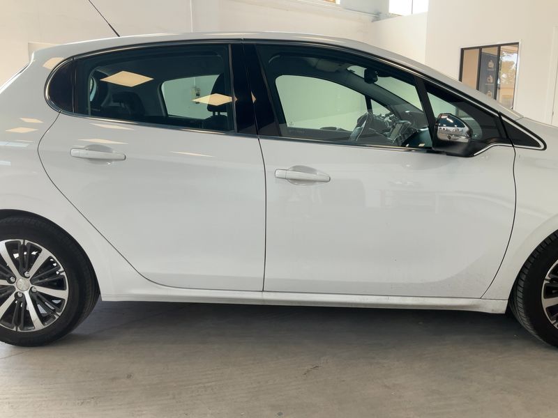 Peugeot 208 1.6 Blue-HDi Allure 2015 – снимка 10