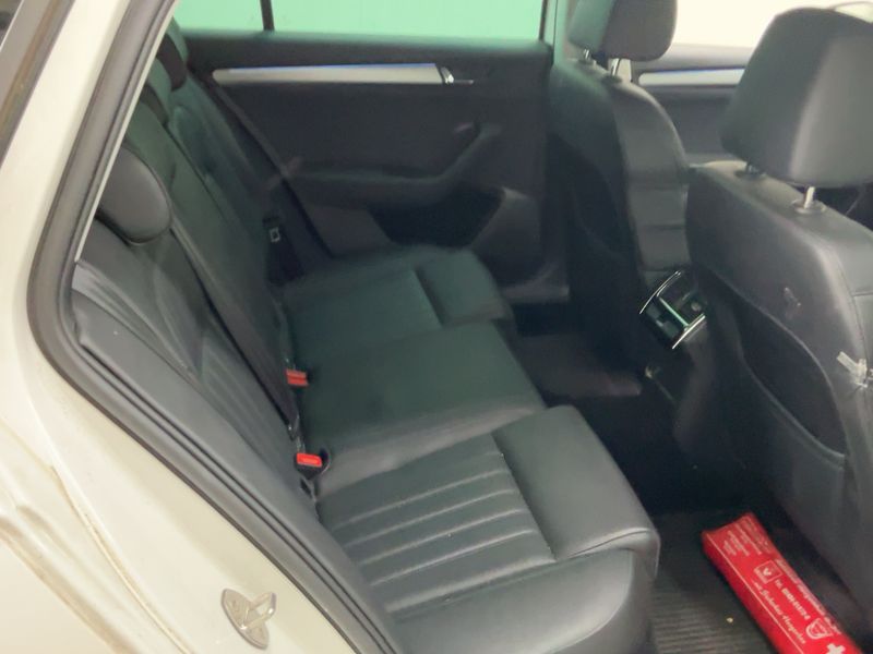 Skoda Superb 2.0 TDI Premium Edition — zdjęcie 14