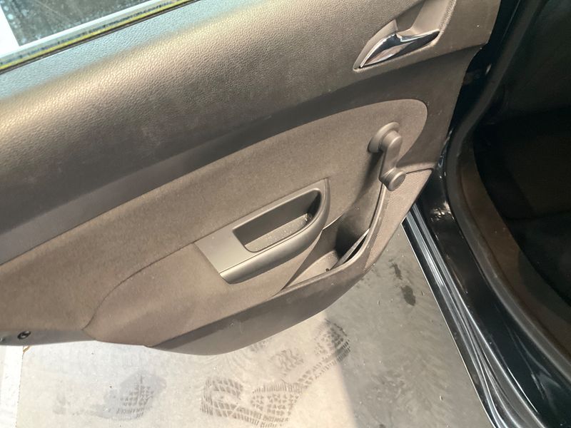 Opel Astra 1.6 Selection 2015 – снимка 37