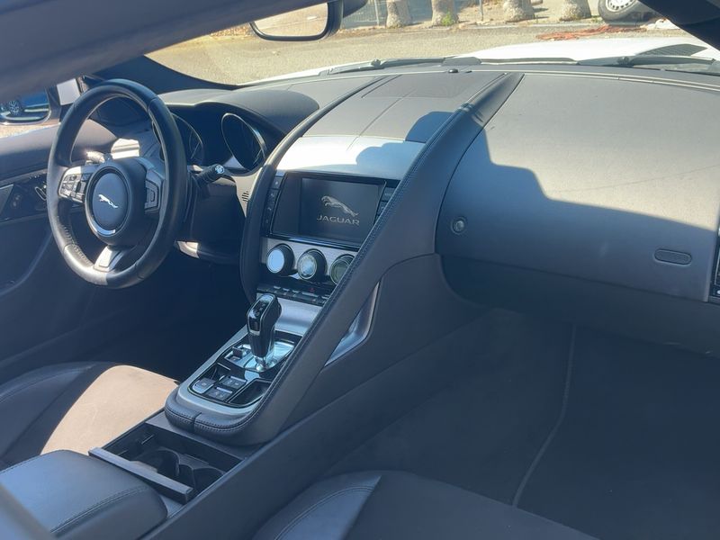 Jaguar F-TYPE 3.0 V6 R-Dynamic — zdjęcie 12