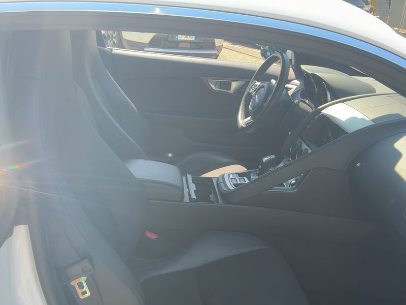 Jaguar F-TYPE 3.0 V6 R-Dynamic — zdjęcie 11