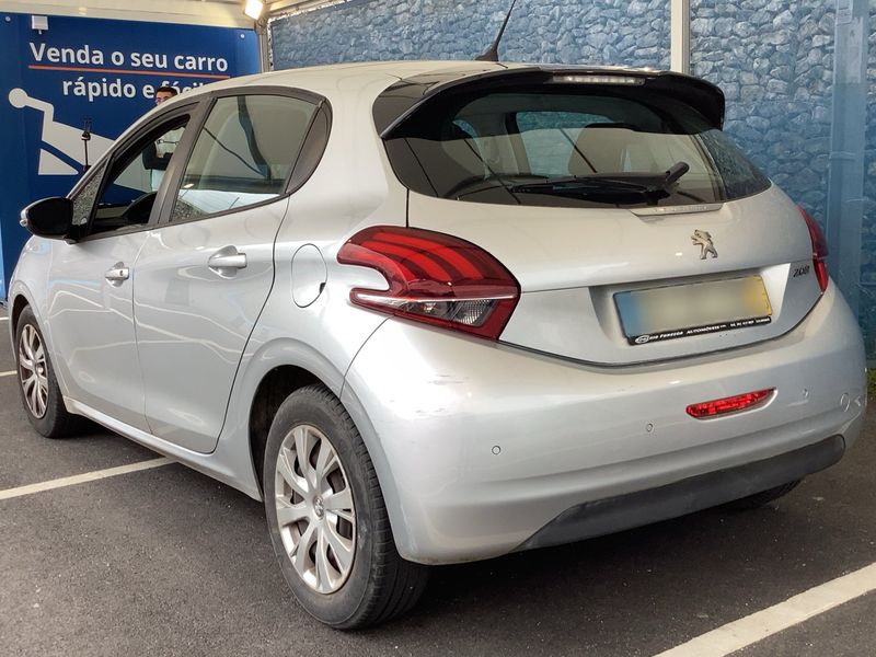 Peugeot 208 1.4 HDi Active — zdjęcie 3