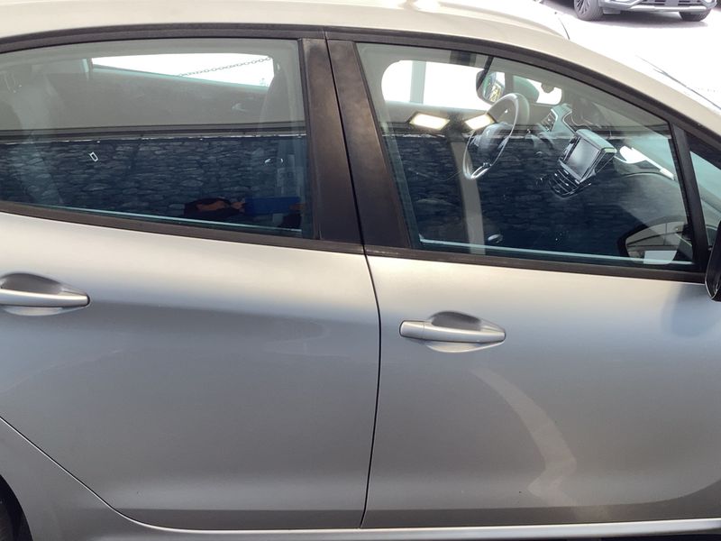 Peugeot 208 1.4 HDi Active — zdjęcie 7