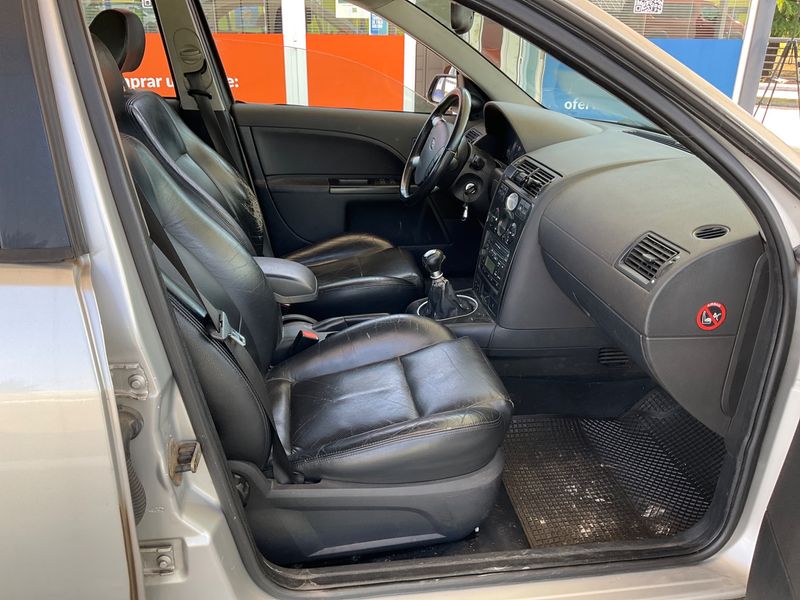 Ford Mondeo 2.0 DI TD Ghia — zdjęcie 3