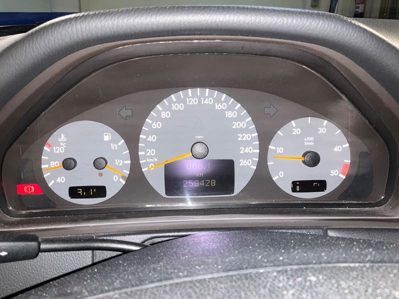 Mercedes-Benz E-Klasse E 320 CDI Avantgarde — zdjęcie 4