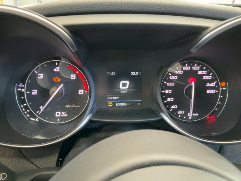 Alfa Romeo Giulia 2.2 JTDM Basis — zdjęcie 13