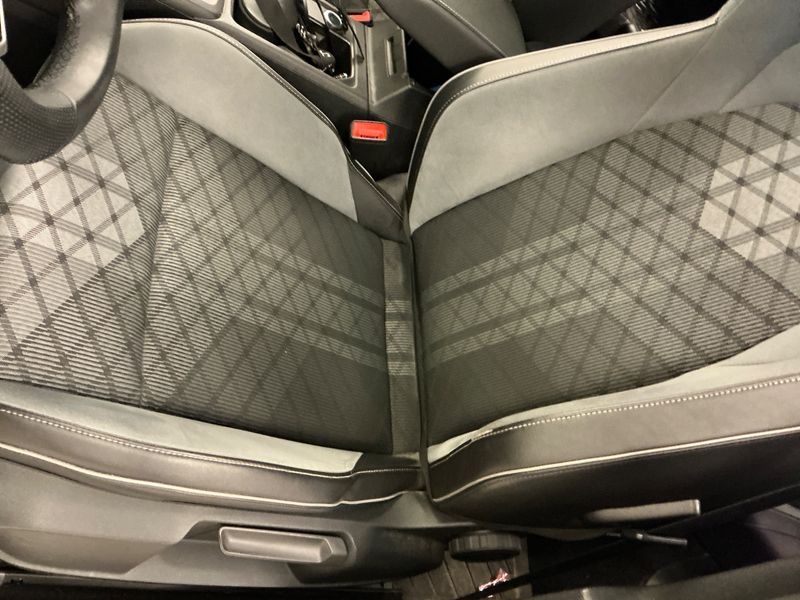 Volkswagen Golf VIII 2.0 TDI R-Line 2022 – снимка 25