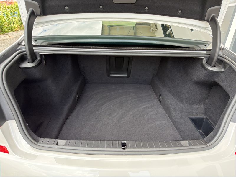 BMW 7er 750i xDrive — zdjęcie 9