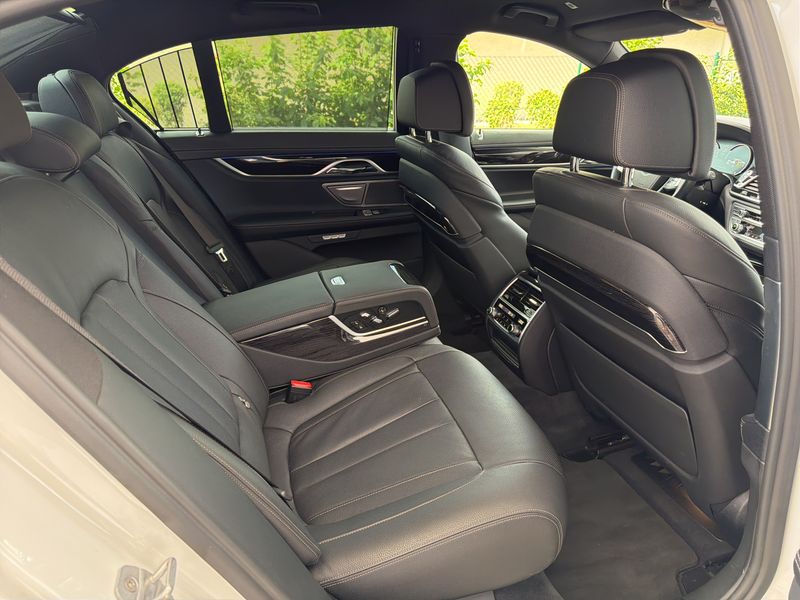 BMW 7er 750i xDrive — zdjęcie 14