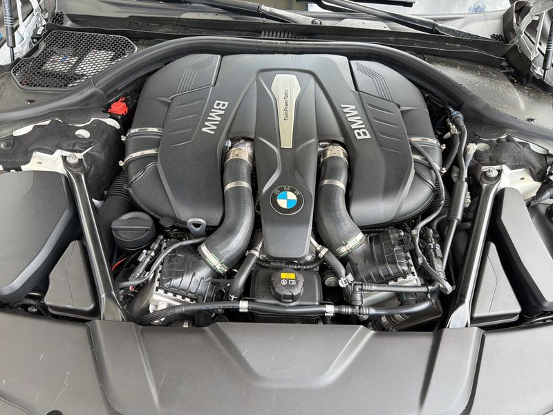 BMW 7er 750i xDrive — zdjęcie 8