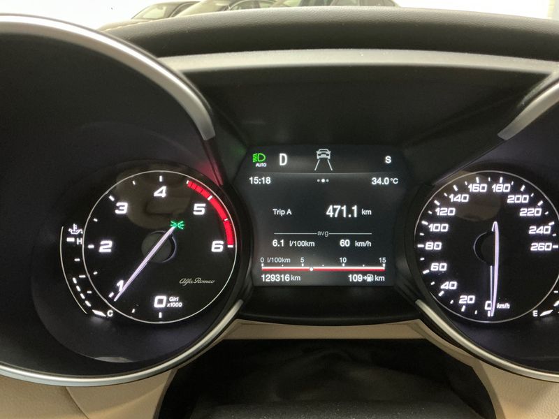 Alfa Romeo Giulia 2.2 JTDM Lusso Q4 — zdjęcie 13