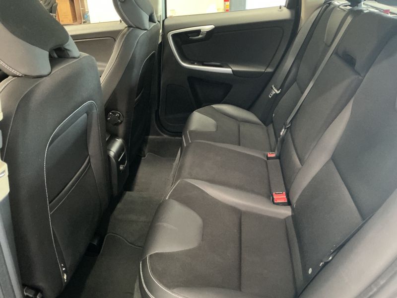 Volvo XC60 2.0 D4 Kinetic 2WD — zdjęcie 14