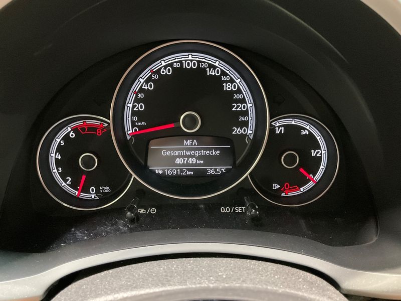 Volkswagen Beetle 1.2 TSI Sound BlueMotion Tech — zdjęcie 13