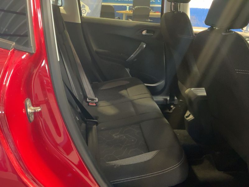Peugeot 2008 1.2 PureTech Style 2017 – снимка 19