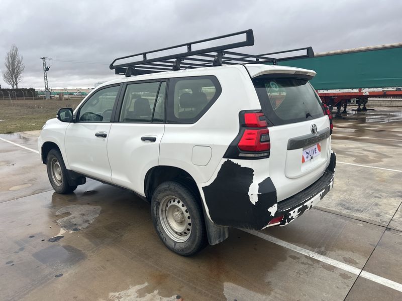 Toyota Land Cruiser 2.8 D-4D GX — zdjęcie 4