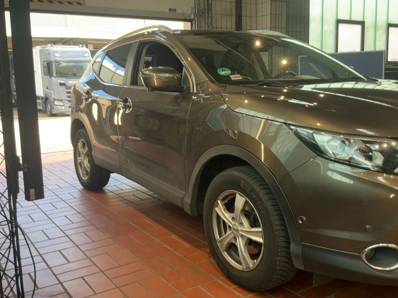 Nissan Qashqai 1.6 dCi Tekna 4x4 — zdjęcie 8