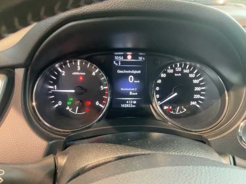 Nissan Qashqai 1.6 dCi Tekna 4x4 — zdjęcie 13