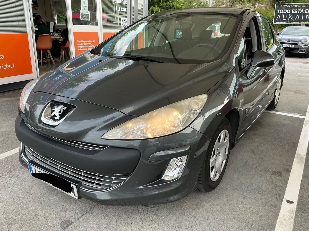 Peugeot 308 2011 — photo 1