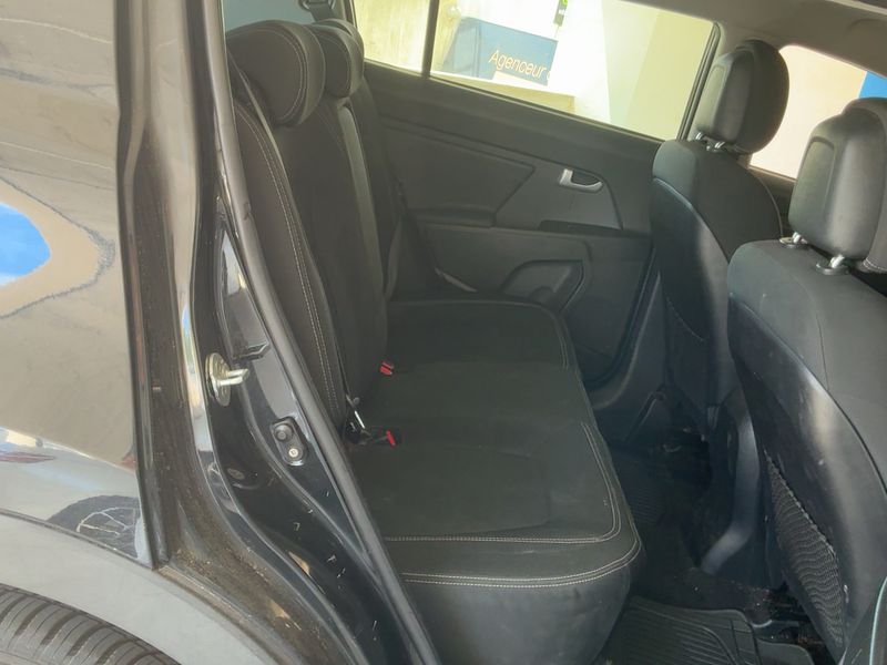 Kia Sportage 1.7 CRDi Active 2WD — zdjęcie 14
