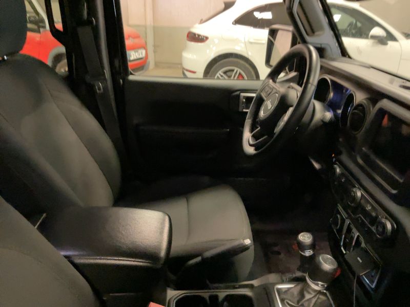 Jeep Wrangler Unlimited 2.2 CRDi Sport — zdjęcie 11