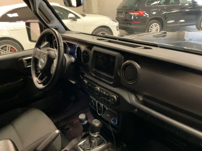 Jeep Wrangler Unlimited 2.2 CRDi Sport — zdjęcie 12