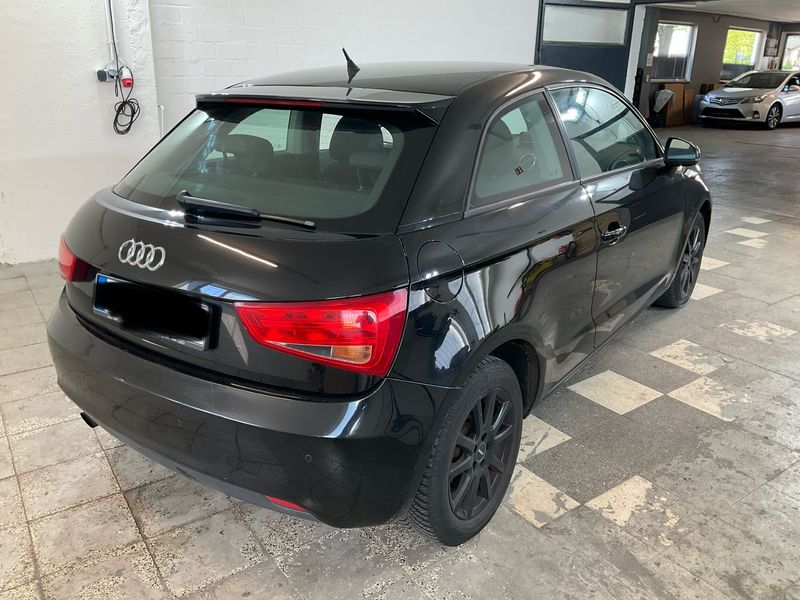 Audi A1 1.2 TFSI Attraction — zdjęcie 2